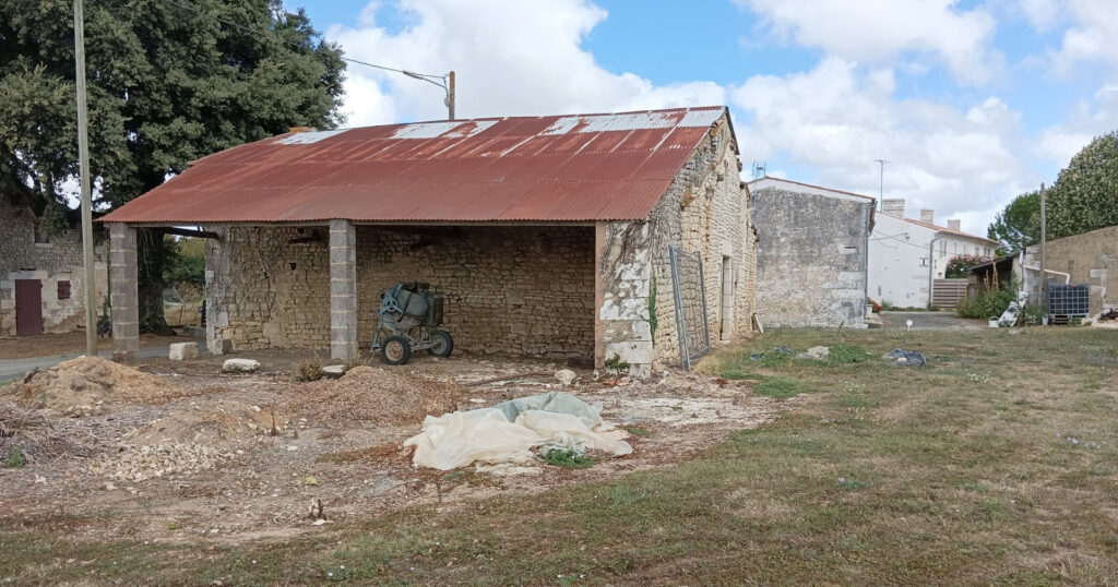 Rénovation complète d’un ancien corps de ferme à Soulignonne (17)
